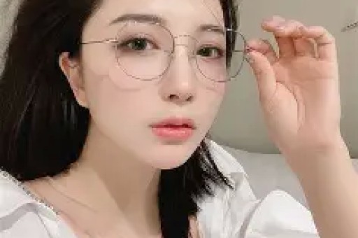 网红发“擦边”视频被永久封禁账号诉至法院求解封被驳回律师：涉嫌传播淫秽或色情内容！