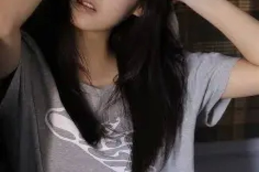 王勉恋情曝光邓超陈赫嗑瓜子调侃：“跟谁逛街啦？”